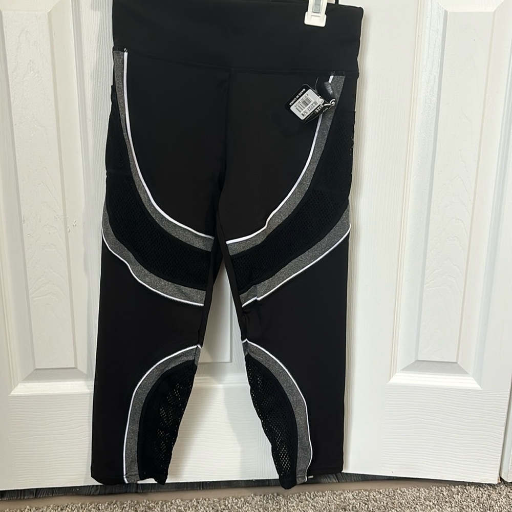 NWT Capri Atheltic Leggings w/ pockets